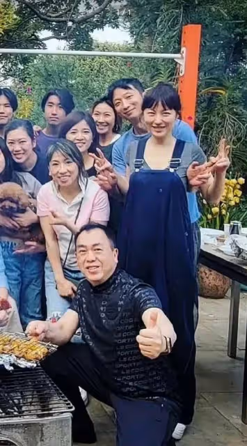 劉心悠與新婚丈夫合體現身，穿寬鬆背帶褲孕味十足，曾被誤傳Les