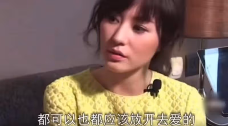 劉心悠與新婚丈夫合體現身，穿寬鬆背帶褲孕味十足，曾被誤傳Les
