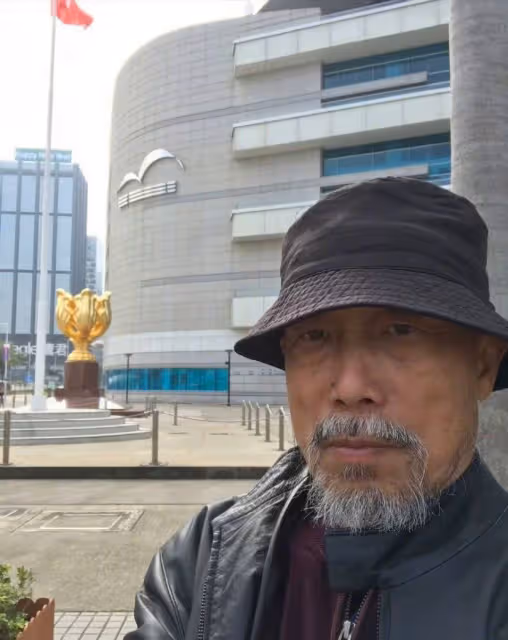 孫海英現身中國香港，打扮邋遢欲撿垃圾，網友：看來他很缺錢
