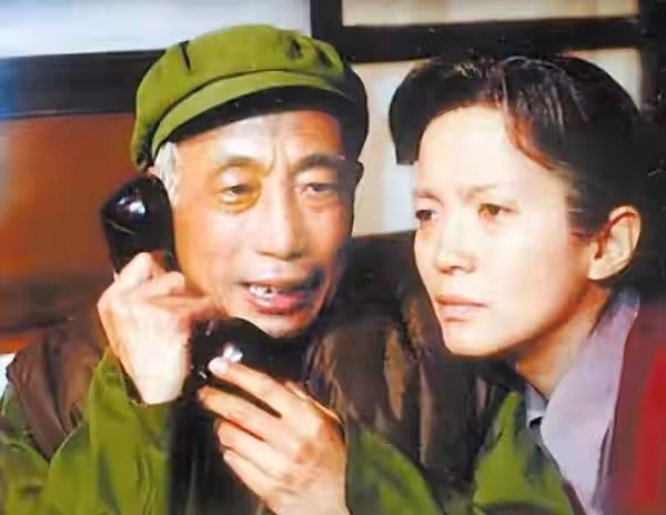 孫海英現身中國香港，打扮邋遢欲撿垃圾，網友：看來他很缺錢