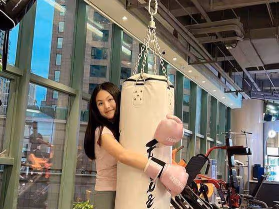 小S二女兒曬近照太性感眼神冷漠，疑想憑藉自己早日擺脫父母
