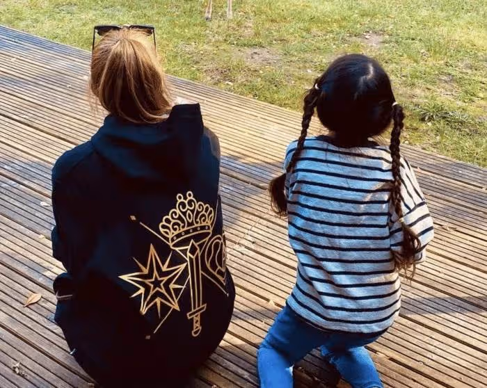 昆淩曬女兒給聖誕老人的親筆信,6歲小周周筆跡稚嫩,英文超贊,網友:媽媽「教女有方」