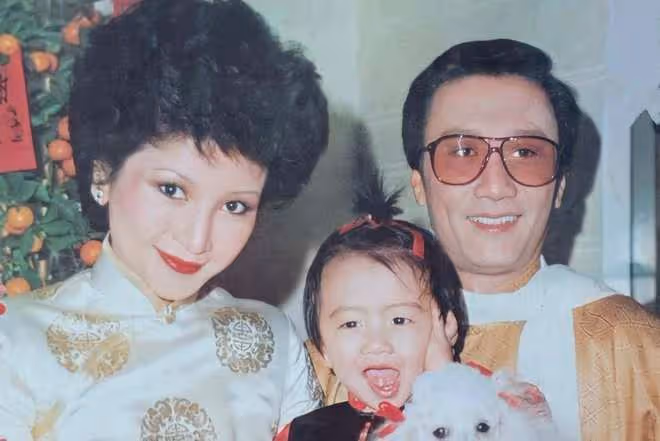 狄波拉風韻猶存，攜小11歲老公聚餐歪頭甜笑，與謝賢仍親密不避嫌