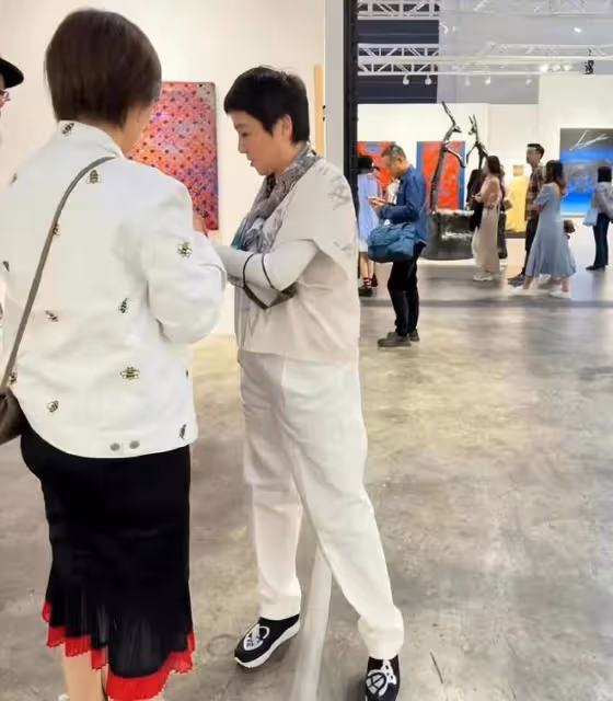 香港藝術展大咖雲集!鄧文迪梁安琪氣場大,奧運冠軍張怡寧罕露面