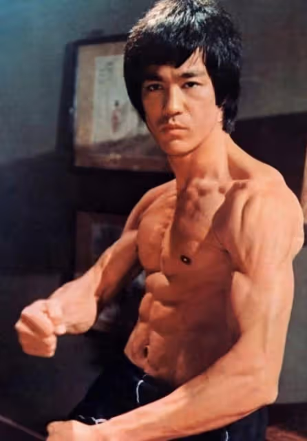 時隔49年,李小龍死因有了新發現,專家指出:他死前喝了大量的水