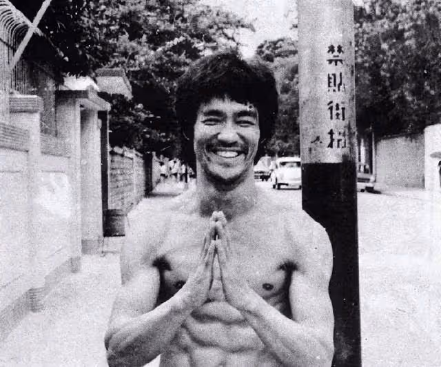 時隔49年,李小龍死因有了新發現,專家指出:他死前喝了大量的水