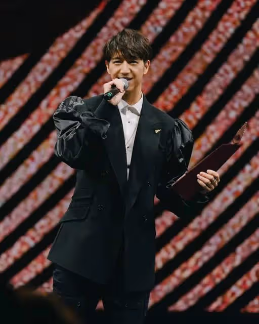 35歲香港男歌手出道12年曾零收入 終熬出頭開紅館演唱會!
