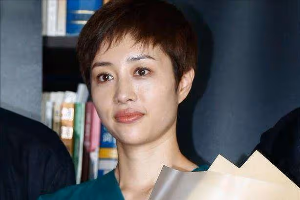 她相貌平平演技一流,談了16年師生戀堅持克丁,35歲生子被寵上天