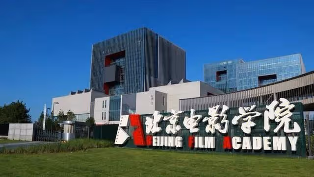 她相貌平平演技一流,談了16年師生戀堅持克丁,35歲生子被寵上天