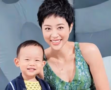 她相貌平平演技一流,談了16年師生戀堅持克丁,35歲生子被寵上天