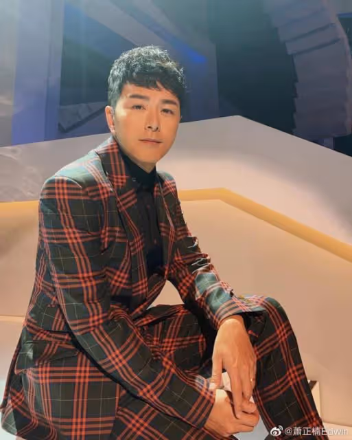 TVB小生喜迎46歲生日!分享與圈中妻子親密合照,被指太有夫妻相