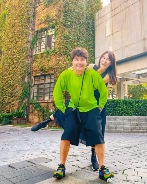 TVB小生喜迎46歲生日!分享與圈中妻子親密合照,被指太有夫妻相