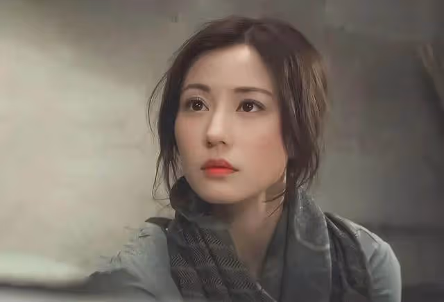 香港知名女星全素顏出鏡被曝懷孕!腹部凸起孕味濃,丈夫長相曝光