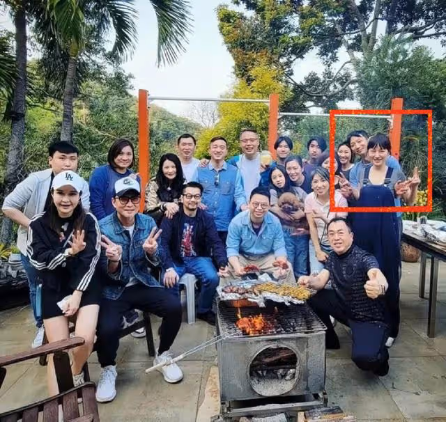 香港知名女星全素顏出鏡被曝懷孕!腹部凸起孕味濃,丈夫長相曝光