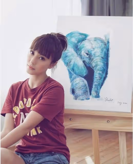 香港知名女星全素顏出鏡被曝懷孕!腹部凸起孕味濃,丈夫長相曝光