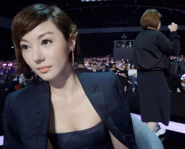 香港知名女星全素顏出鏡被曝懷孕!腹部凸起孕味濃,丈夫長相曝光