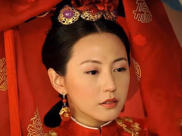 香港知名女星全素顏出鏡被曝懷孕！腹部凸起孕味濃，丈夫長相曝光