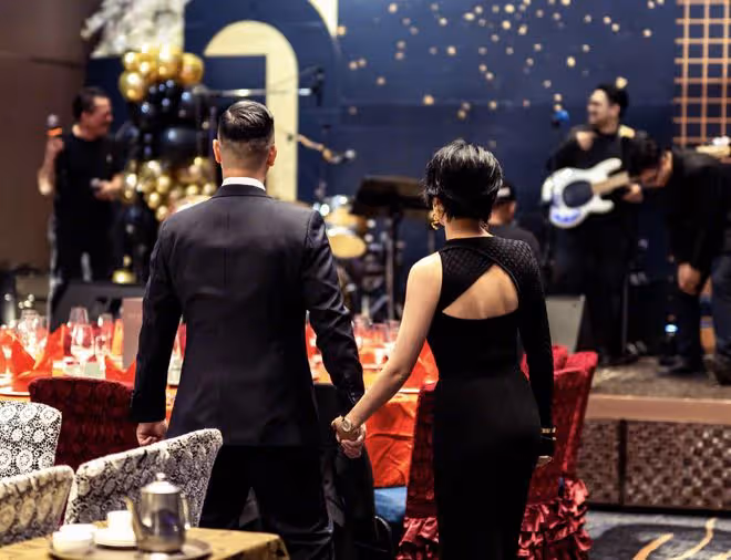 胡杏兒為50歲丈夫慶生,party隆重如婚宴現場,3個兒子全是帥哥