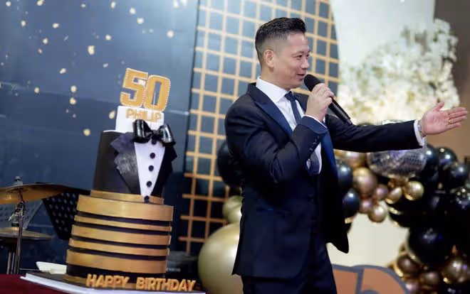 胡杏兒為50歲丈夫慶生,party隆重如婚宴現場,3個兒子全是帥哥