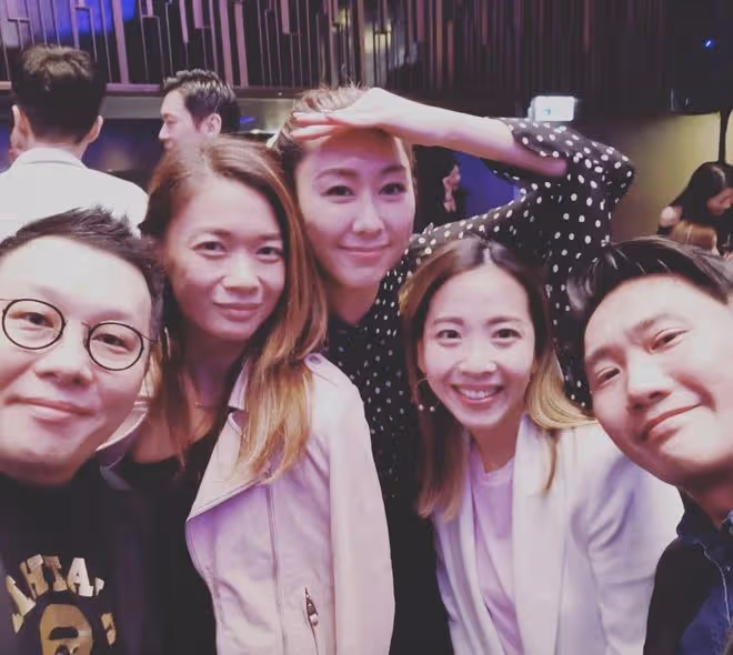 胡杏兒為50歲丈夫慶生,party隆重如婚宴現場,3個兒子全是帥哥