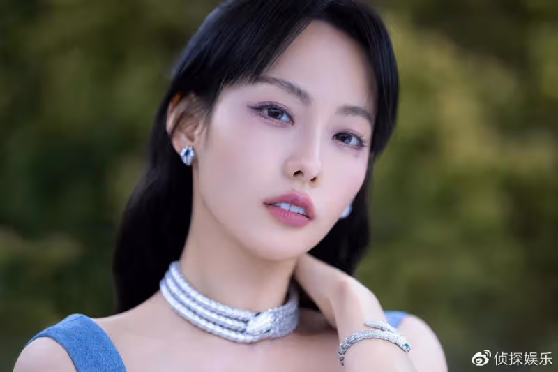 張嘉倪穿露腰牛仔裙亮相,生圖曝光真實狀態,身材傲人馬甲線搶鏡