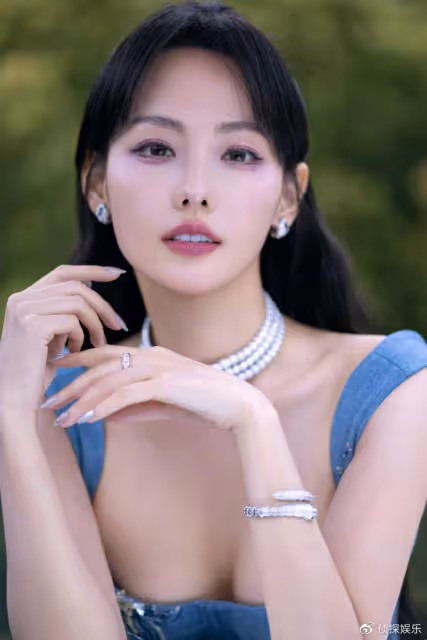 張嘉倪穿露腰牛仔裙亮相,生圖曝光真實狀態,身材傲人馬甲線搶鏡