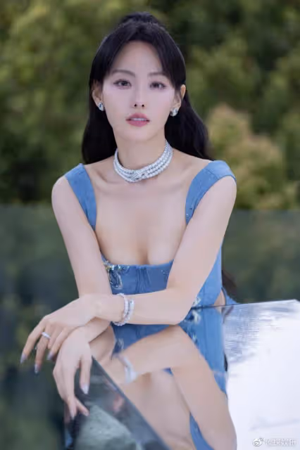 張嘉倪穿露腰牛仔裙亮相,生圖曝光真實狀態,身材傲人馬甲線搶鏡