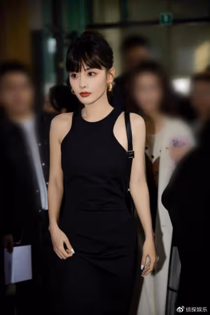 張嘉倪穿露腰牛仔裙亮相,生圖曝光真實狀態,身材傲人馬甲線搶鏡