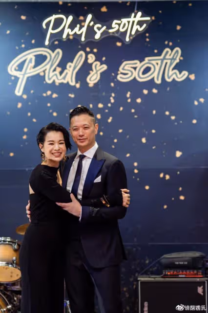胡杏兒為老公慶50大壽,一家五口盛裝合體,三個兒子西裝造型帥翻