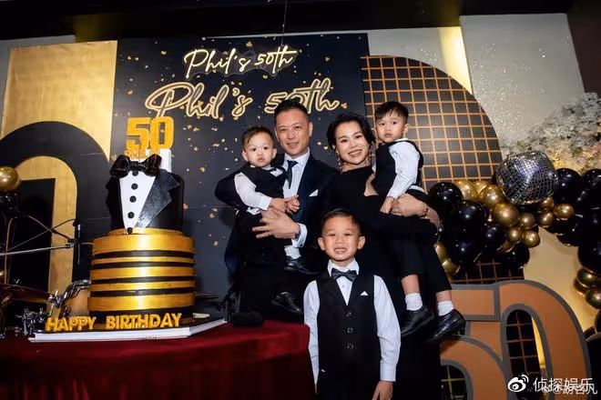 胡杏兒為老公慶50大壽,一家五口盛裝合體,三個兒子西裝造型帥翻