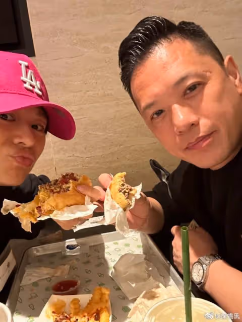 胡杏兒為老公慶50大壽,一家五口盛裝合體,三個兒子西裝造型帥翻
