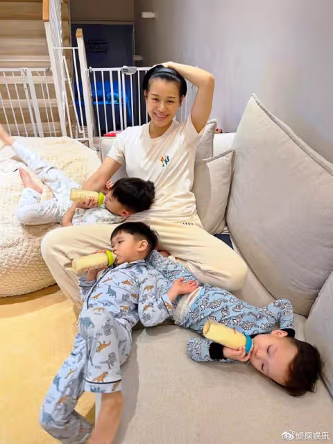 胡杏兒為老公慶50大壽,一家五口盛裝合體,三個兒子西裝造型帥翻