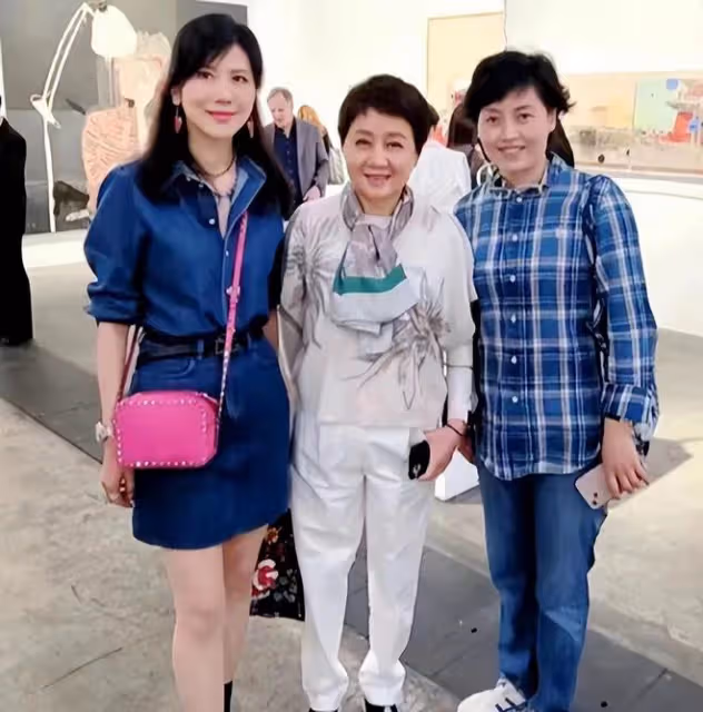 眾大咖現身藝術展!張怡寧似少女,章澤天秀小蠻腰,梁安琪氣場強