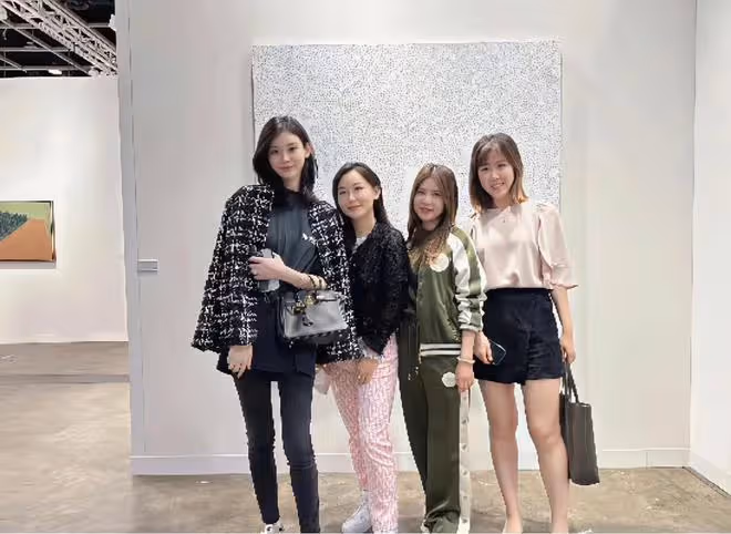 眾大咖現身藝術展!張怡寧似少女,章澤天秀小蠻腰,梁安琪氣場強