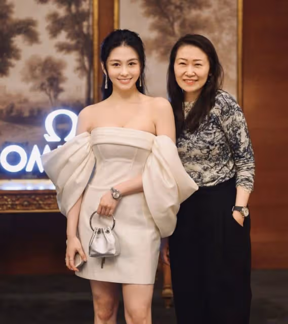 邱淑貞女兒現身晚宴,與外籍男星合影,秀香肩事業線顏值不輸媽媽