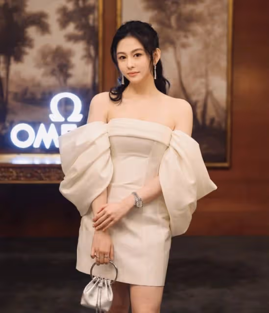 邱淑貞女兒現身晚宴,與外籍男星合影,秀香肩事業線顏值不輸媽媽
