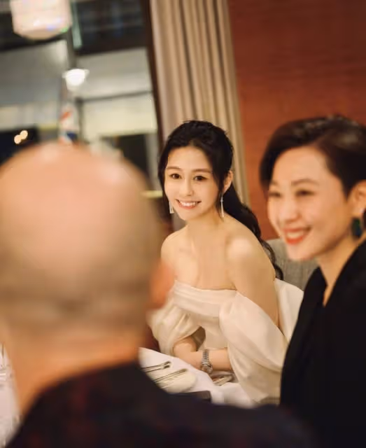 邱淑貞女兒現身晚宴,與外籍男星合影,秀香肩事業線顏值不輸媽媽