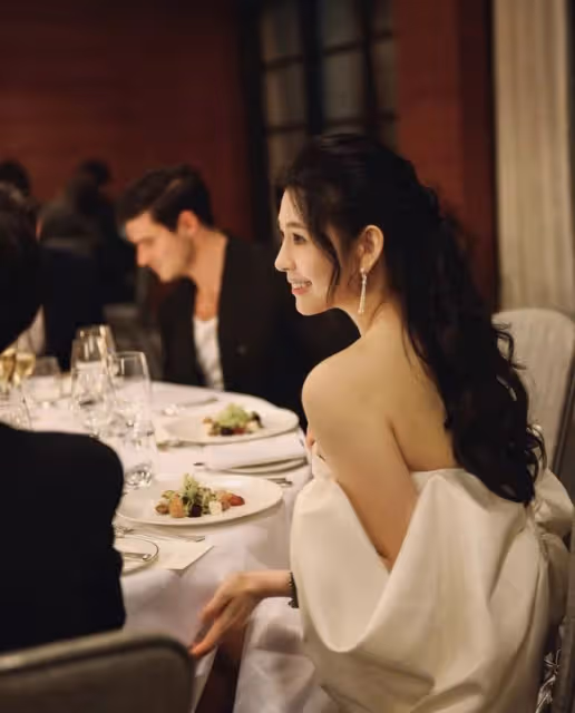 邱淑貞女兒現身晚宴,與外籍男星合影,秀香肩事業線顏值不輸媽媽