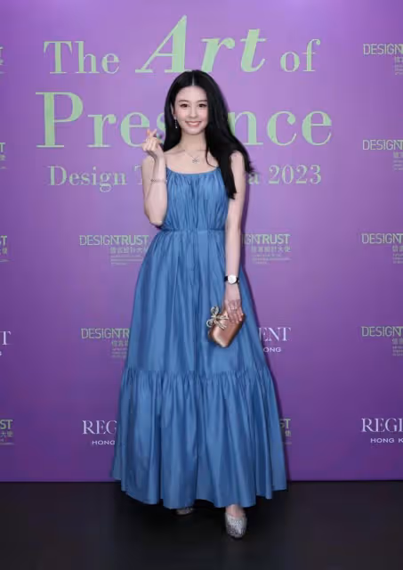 邱淑貞女兒現身晚宴，與外籍男星合影，秀香肩事業線顏值不輸媽媽