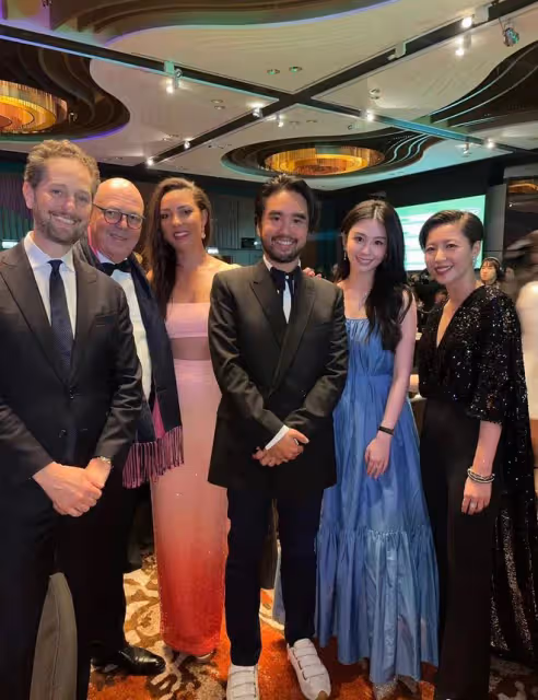 邱淑貞女兒現身晚宴，與外籍男星合影，秀香肩事業線顏值不輸媽媽
