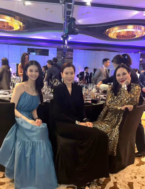 邱淑貞女兒現身晚宴，與外籍男星合影，秀香肩事業線顏值不輸媽媽