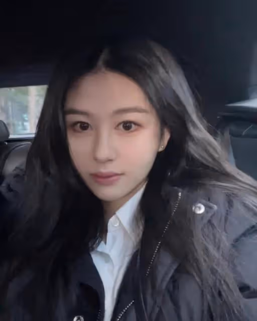邱淑貞女兒現身晚宴，與外籍男星合影，秀香肩事業線顏值不輸媽媽