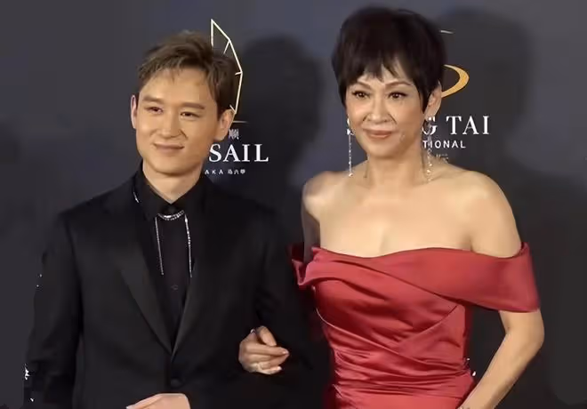 周潤發前妻挽著乾兒子現身，穿抹胸裙身材出眾，扶持男方事業多年