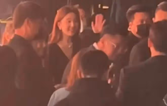 劉亦菲拿下高奢代言後亮相,高定全球首穿待遇好,與楊洋同框擁抱