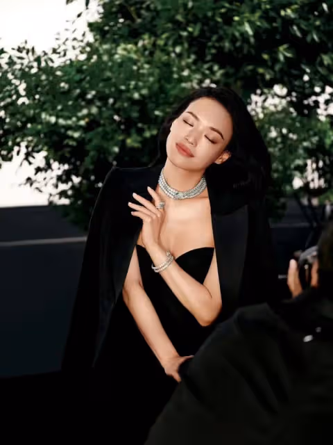 劉亦菲拿下高奢代言後亮相,高定全球首穿待遇好,與楊洋同框擁抱