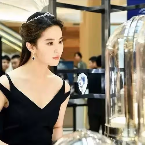劉亦菲拿下高奢代言後亮相,高定全球首穿待遇好,與楊洋同框擁抱