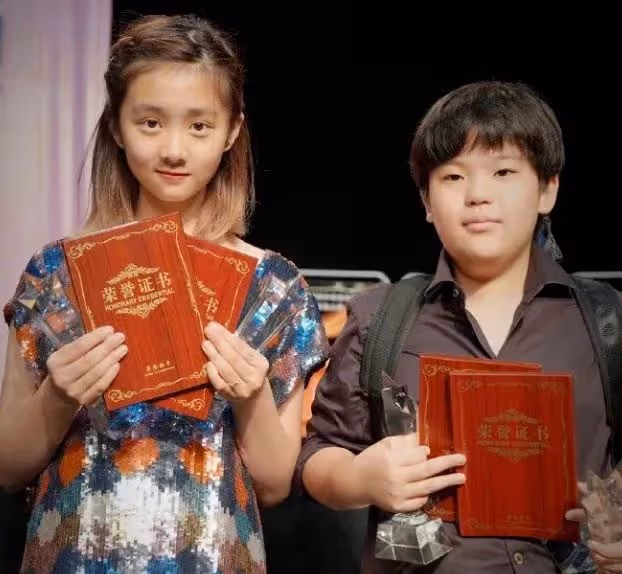 黃磊太聰明,網友配合演好網暴戲,黃多多申請歐美名校就穩了?
