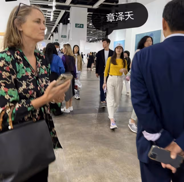 章澤天回國獨自現身看展，生二胎後仍少女感滿滿，與丈夫分居兩地