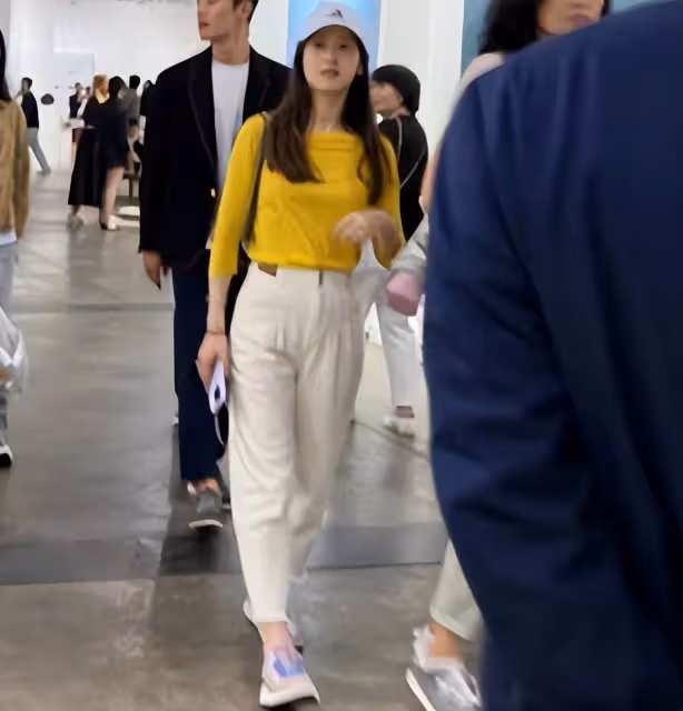 章澤天回國獨自現身看展，生二胎後仍少女感滿滿，與丈夫分居兩地