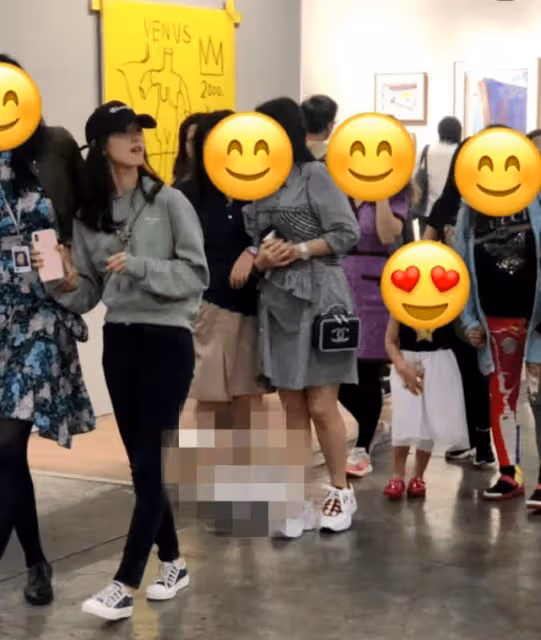 章澤天回國獨自現身看展，生二胎後仍少女感滿滿，與丈夫分居兩地